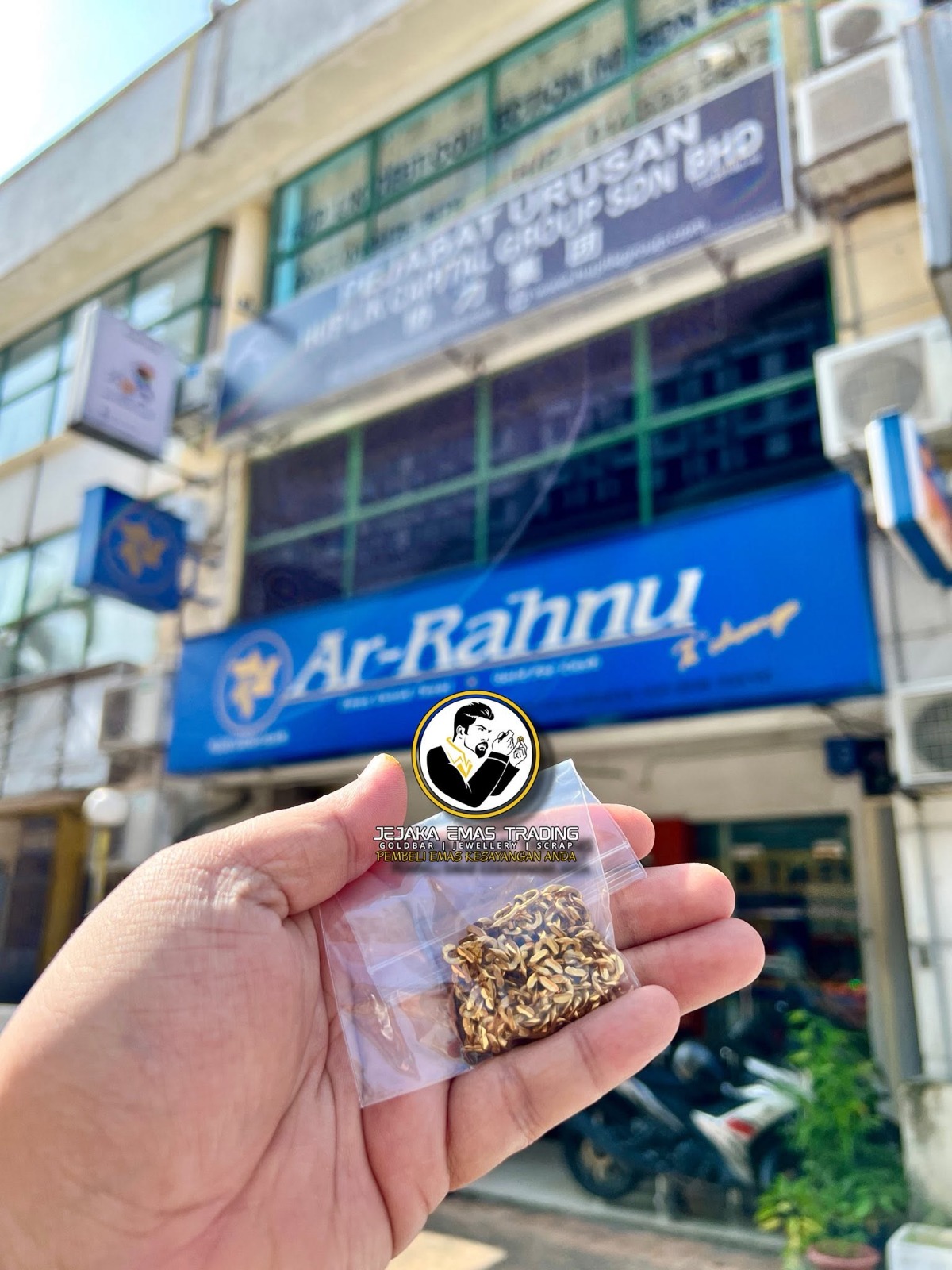 Urusan tebus surat pajak di kaunter Ar-Rahnu