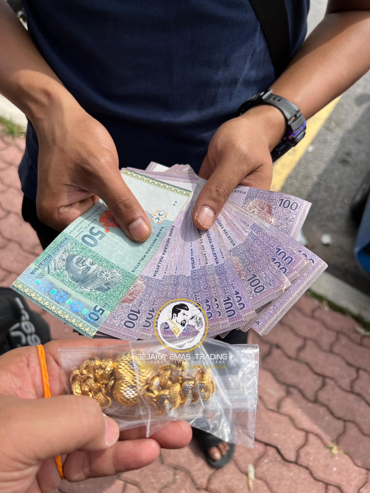 Penyerahan tunai secara bersemuka dengan selamat