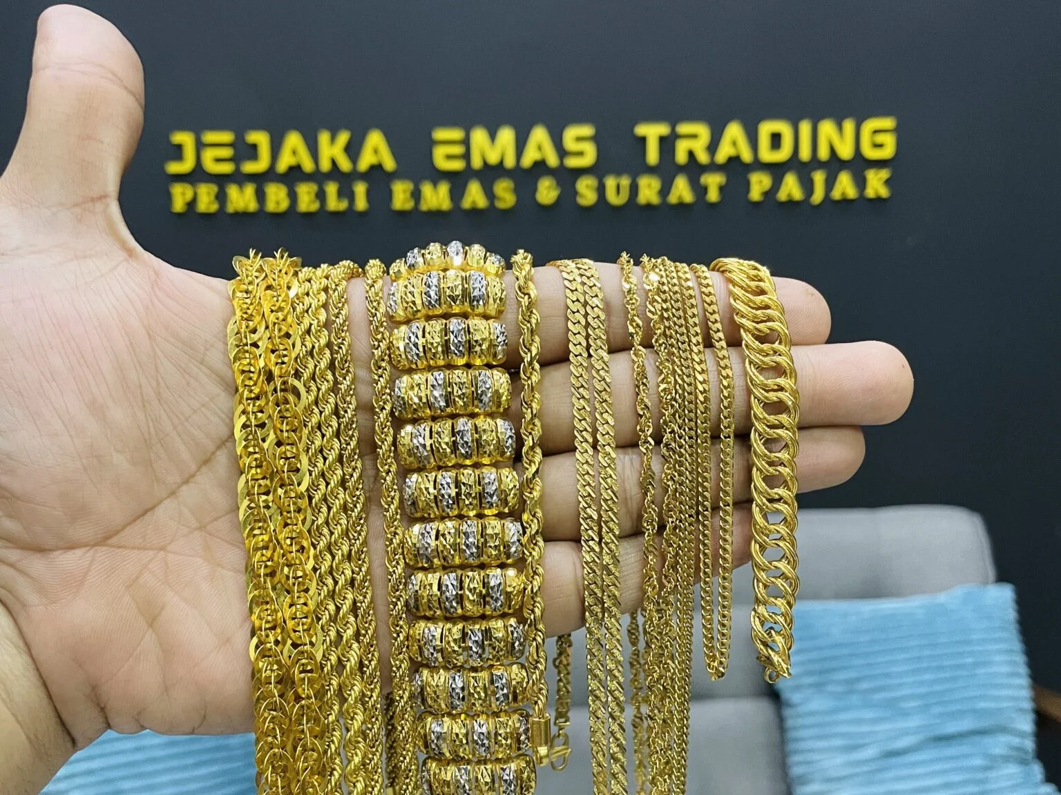 Barang kemas emas di hadapan nama Jejaka Emas Trading