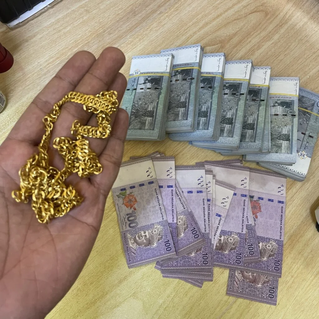 Barang kemas dan wang tunai di atas meja