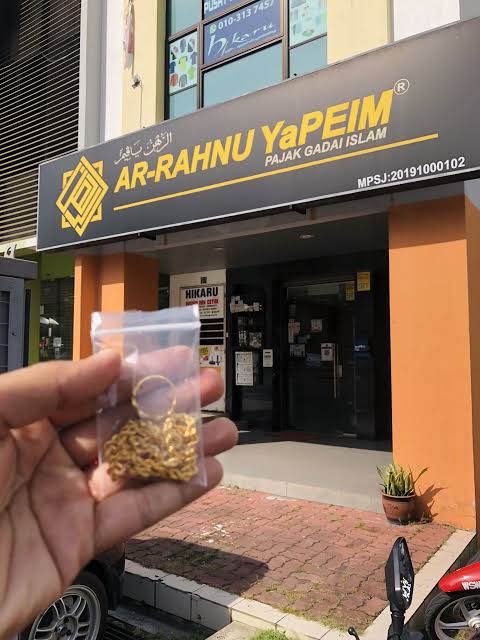 Barang kemas di hadapan premis Ar-Rahnu YAPEIM